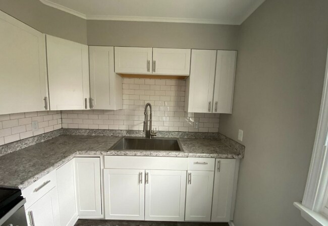 Building Photo - 121 E 35th St