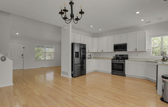 Foto del edificio - Long Realty & Property Management - Well Maintained 4 Bedroom Home in East Aurora