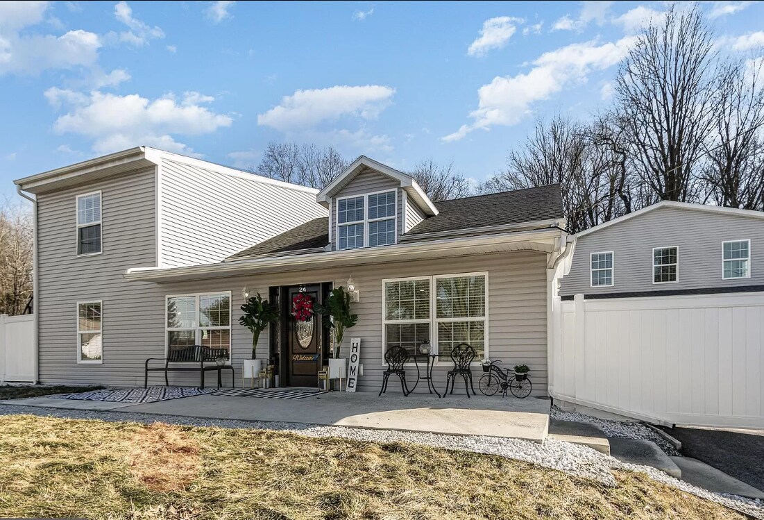 Foto principal - 24 E Winding Hill Rd