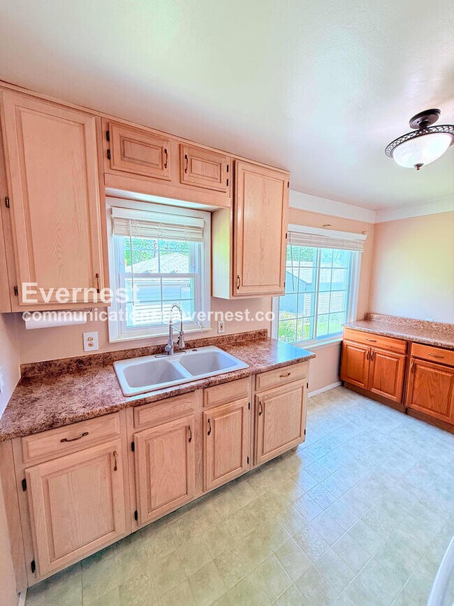Foto del edificio - 2 Bed/2 Bath Home with Detached Garage / Pet-Friendly / Vouchers Accepted / Available Now!