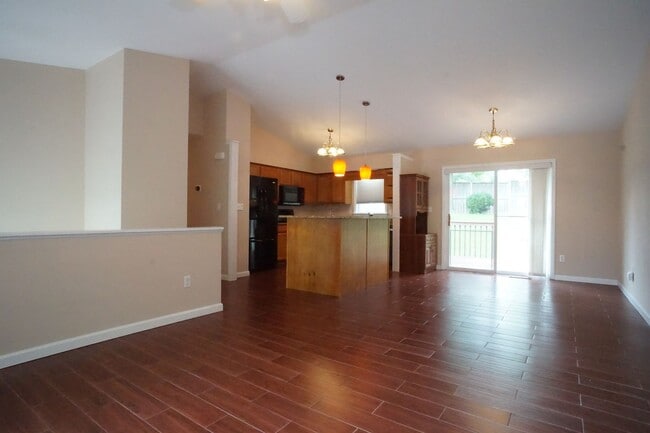 Building Photo - 3 Bed / 3 Bath. Pet Friendly. Easy access ...