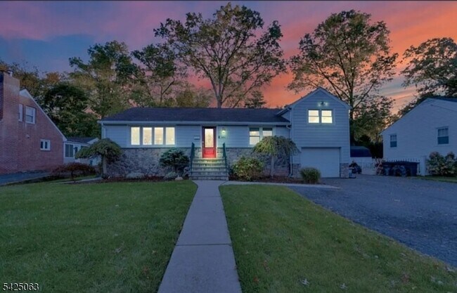 Foto del edificio - 684 Spring Ave