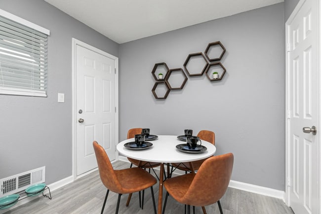 2HAB, 1BA - 845 ft² - Comedor - Gateway South