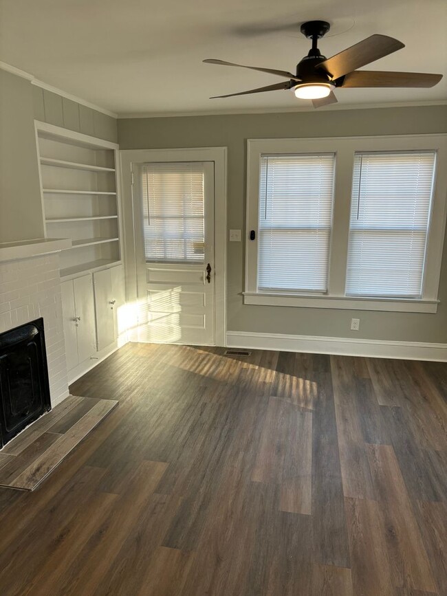 Building Photo - 1 Bedroom 1 Bath Duplex Newly renovated