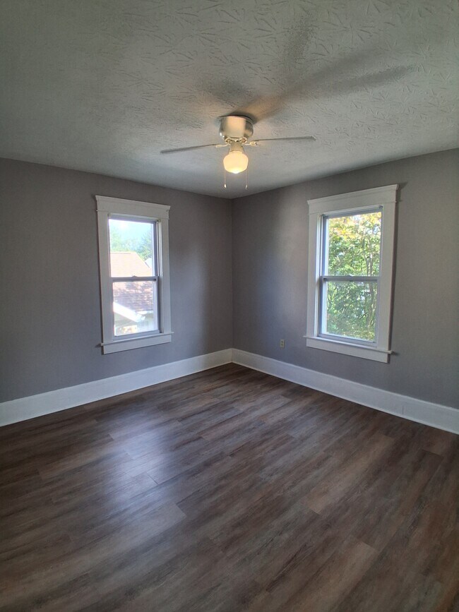 Dormitorio 2, Nivel 2 - 245 E Ford Ave