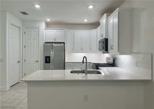 Building Photo - 43800 Blue Heron Ln