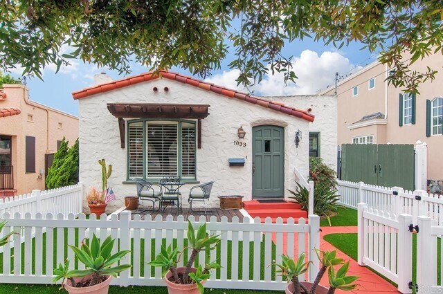 Primary Photo - 1033 Encino Row