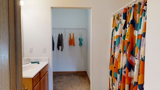 3 habitaciones, 2 baños | Baño - The Landing Ames