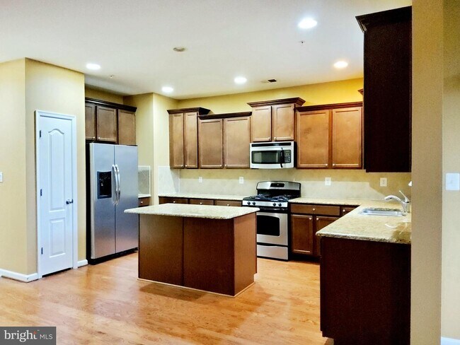 Building Photo - 708 Hidden Oak Ln