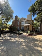 Building Photo - 2104 Park Willow Ln