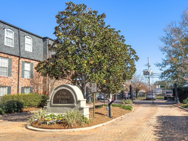 Building Photo - 2511 Metairie Lawn Dr