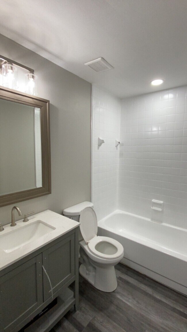 Building Photo - 4004 Oaks Dr