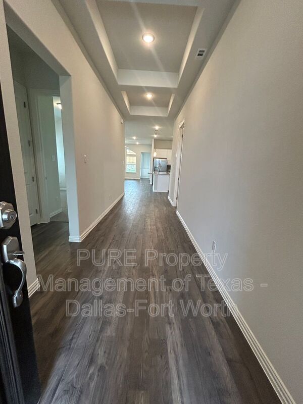 Building Photo - 2409 Hollyhill Wy