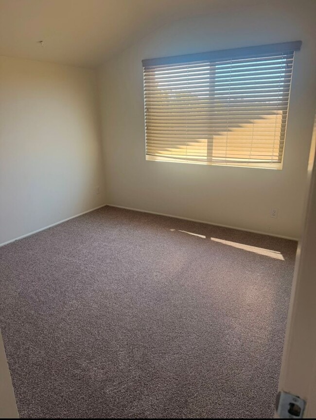 Building Photo - Charming 2 Bedroom, 1.5 bathroom Duplex
