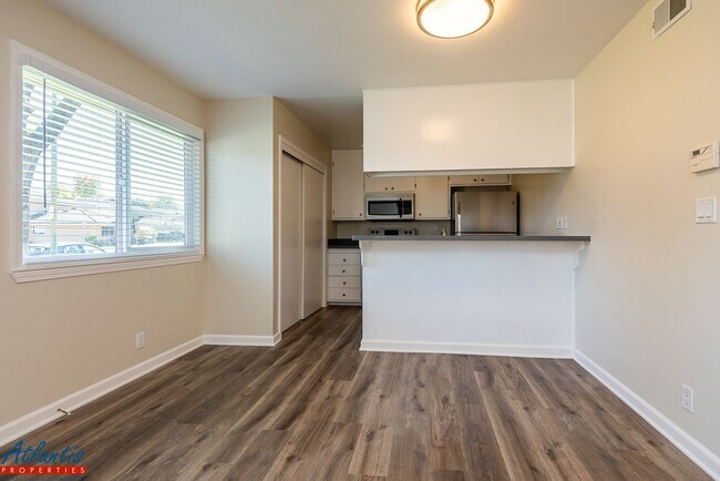 Foto del edificio - Remodeled Condo | LVP Flooring | Central A/C