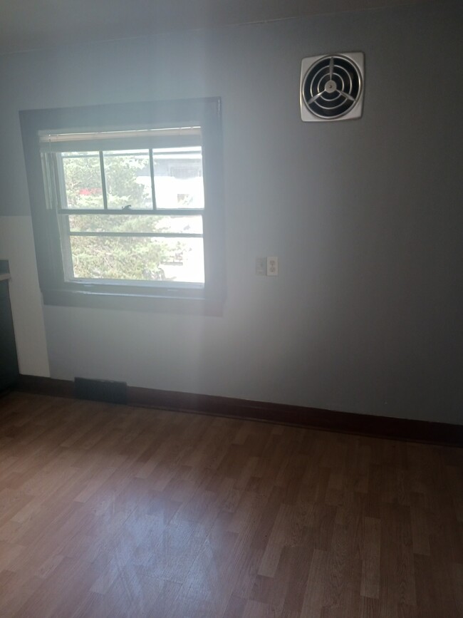 Building Photo - 122 W Barker Ave