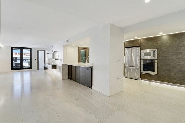 Foto del edificio - Beautiful 3 Bedroom 3 Bath Condo On North ...