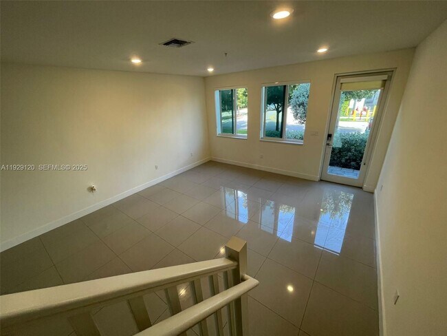 Foto del edificio - 6416 NW 102nd Ct