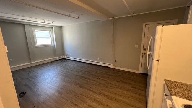 Building Photo - Great location in Downtown Newmarket! Incl...