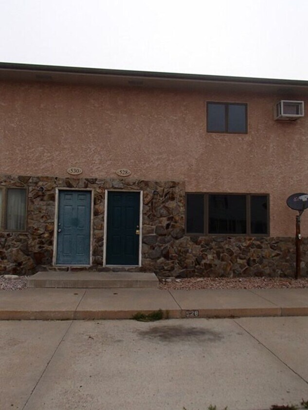Foto principal - 2 Bedroom, 1.5 Bathroom Townhouse
