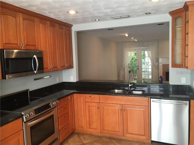 Building Photo - 5300 Bayshore Blvd