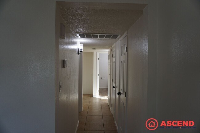 Foto del edificio - 100 Warren Ave