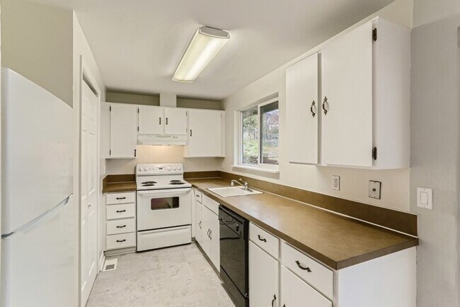 Building Photo - 2251 SE Creighton Ave, Milwaukie, OR, 97267