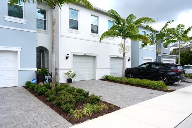 Building Photo - 1832 SE Roxy Way