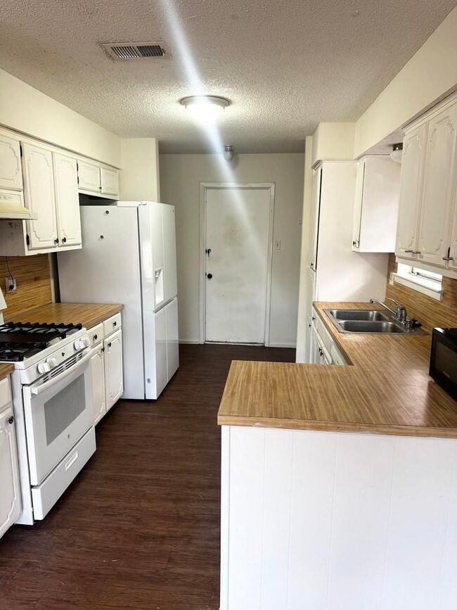 Building Photo - 3 Bedroom 2 Bathroom For Rent