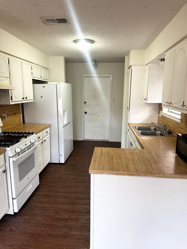 Foto del edificio - 3 Bedroom 2 Bathroom For Rent
