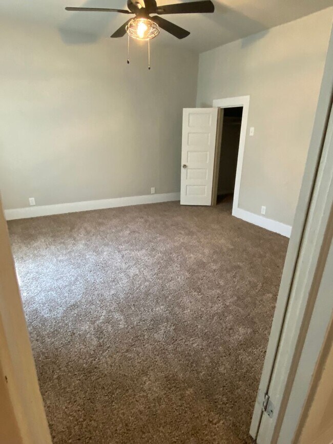 Building Photo - 3 BEDROOM 1 BATH HOUSE