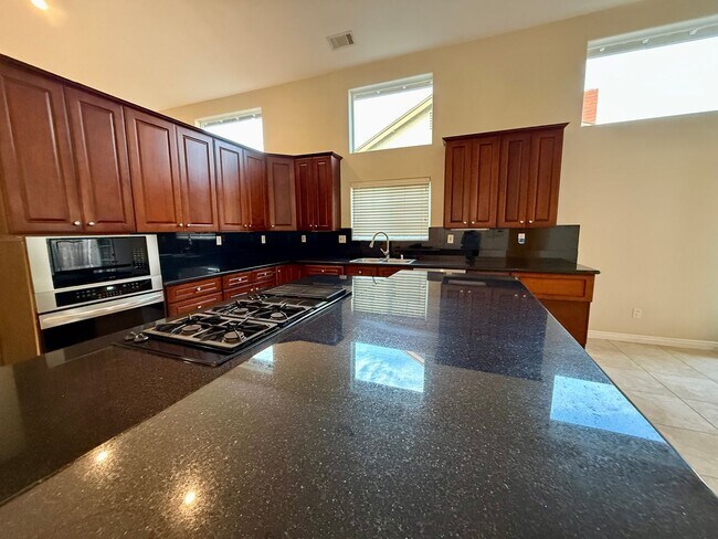 Foto del edificio - 9 Rooms  6 Bedroom 4 baths Granite Kitchen Executive Home For $5990