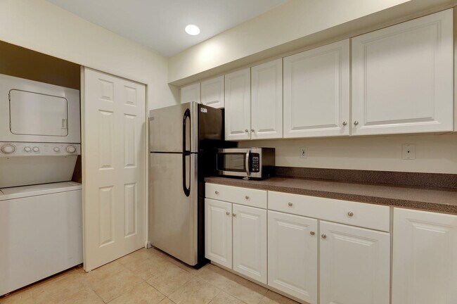 Building Photo - 764 Spinnaker Ct