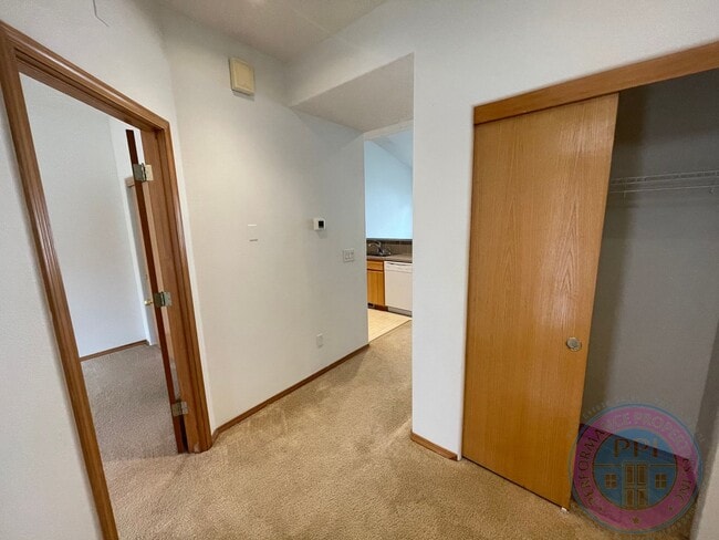 Building Photo - Sunnyside Townhome Close to Restaurants  &...