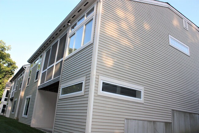 Building Photo - 8423 Old World Ct