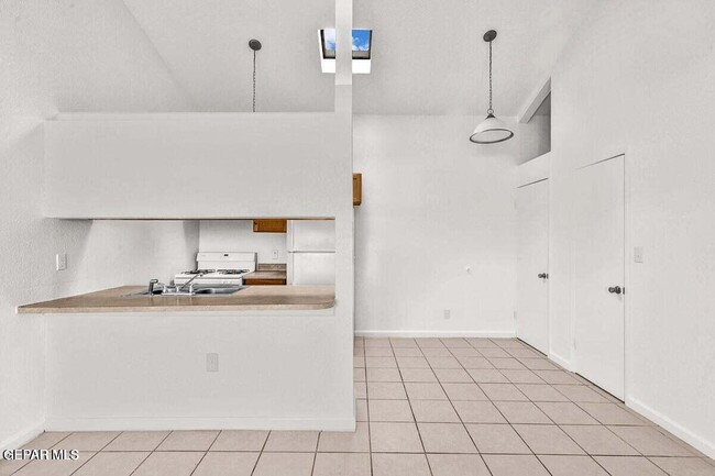 Building Photo - 1921 Lake Omega St