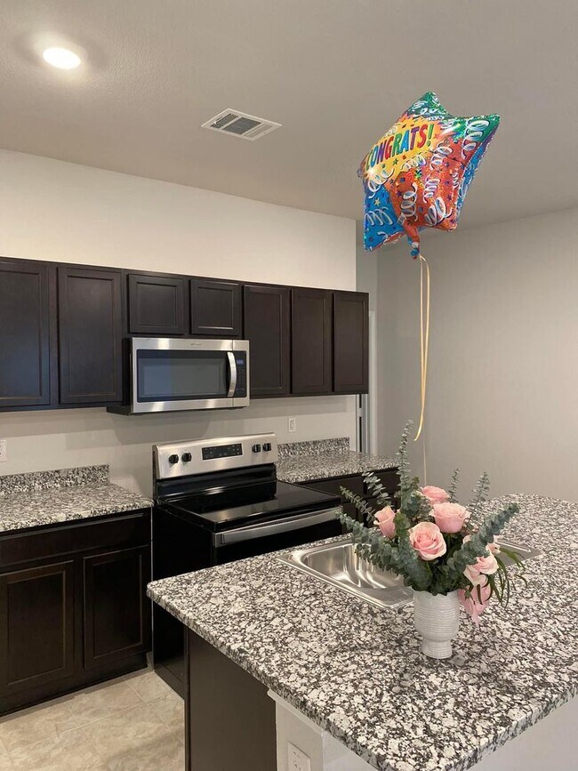 Building Photo - Beautiful 3 Bedroom home in Yowell Ranch