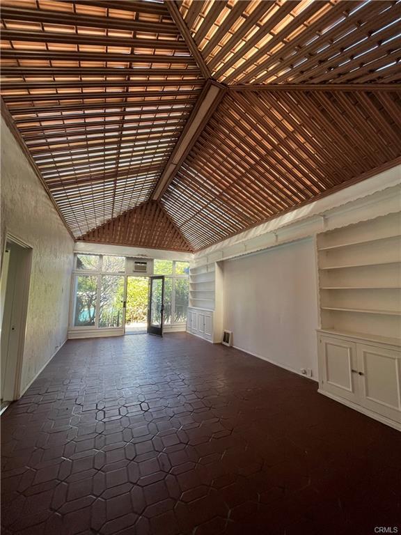 Building Photo - 624 N Roxbury Dr