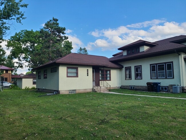 Building Photo - 211 Rose St N