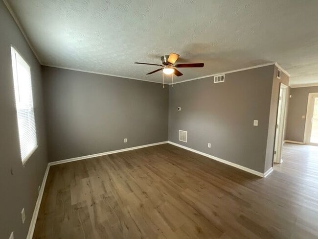 Building Photo - 1439 Springleaf Cir SE