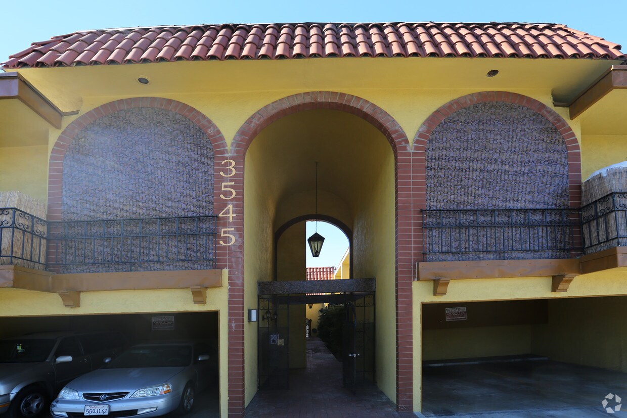 Building Photo - 3545 Mentone Ave