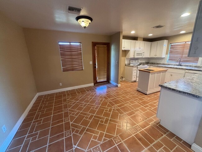 Building Photo - Single-Story Horse Property on 2 Acres in Canyon Country!