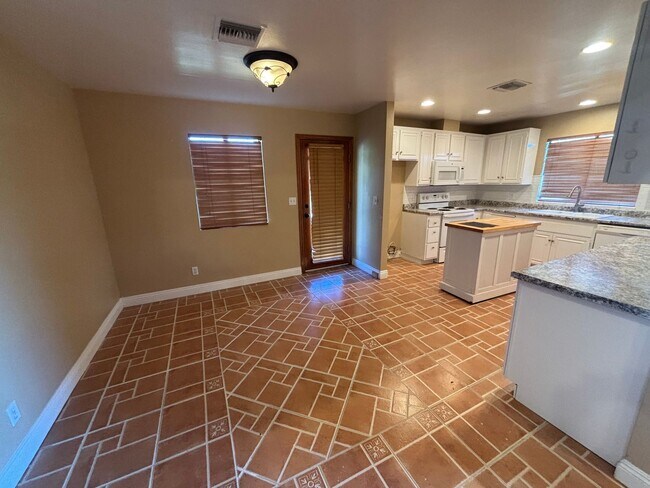 Foto del edificio - Single-Story Horse Property on 2 Acres in Canyon Country!