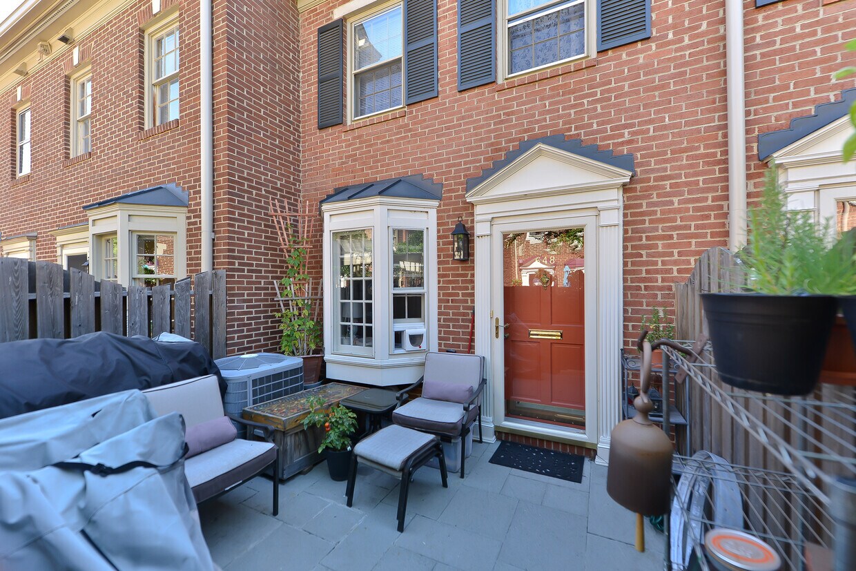 1046 Dalebrook Dr, Alexandria, VA 22308 Townhome Rentals in