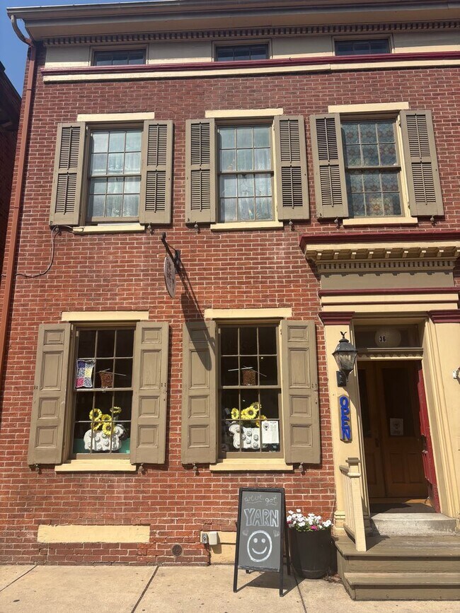Foto del edificio - 1-2 Bedroom 3rd Floor Apartment Across from Central Market in Downtown York