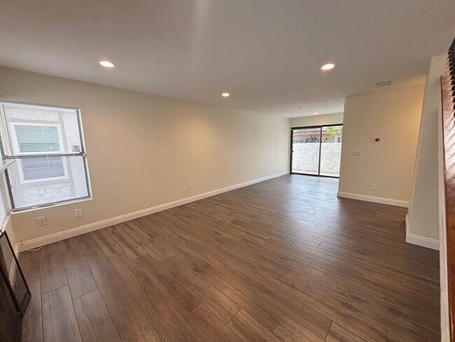 Foto del edificio - 3 Bedroom Condo now available in City of Orange