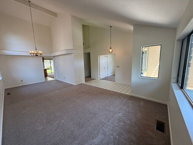 Building Photo - A Cute Single Quiet Court Home!