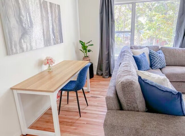 Foto del edificio - Modern 4 bed/2 bath with Mountain Views and a Fenced Backyard