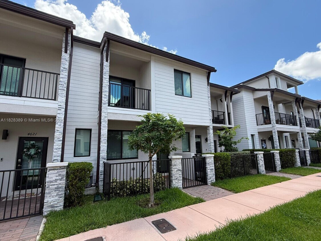 Foto principal - 4617 NW 83rd Path