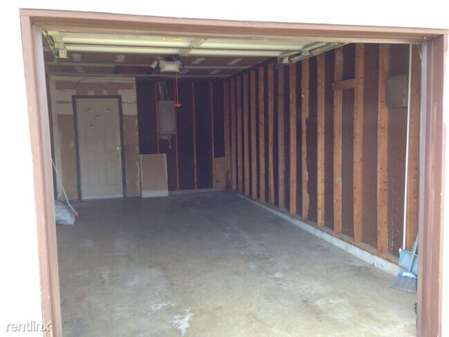 Foto del edificio - 3 br, 1 bath House - 8654 fairbrook Ave